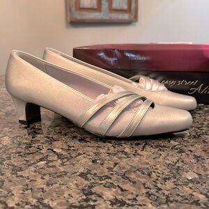 Easy Street entice squared toe silver satin 1.5 inch pump heel NIB 8.5W
